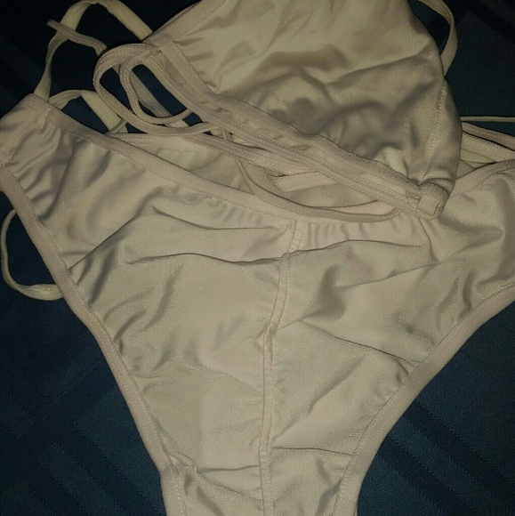 Bikini - Picture 3 of 5